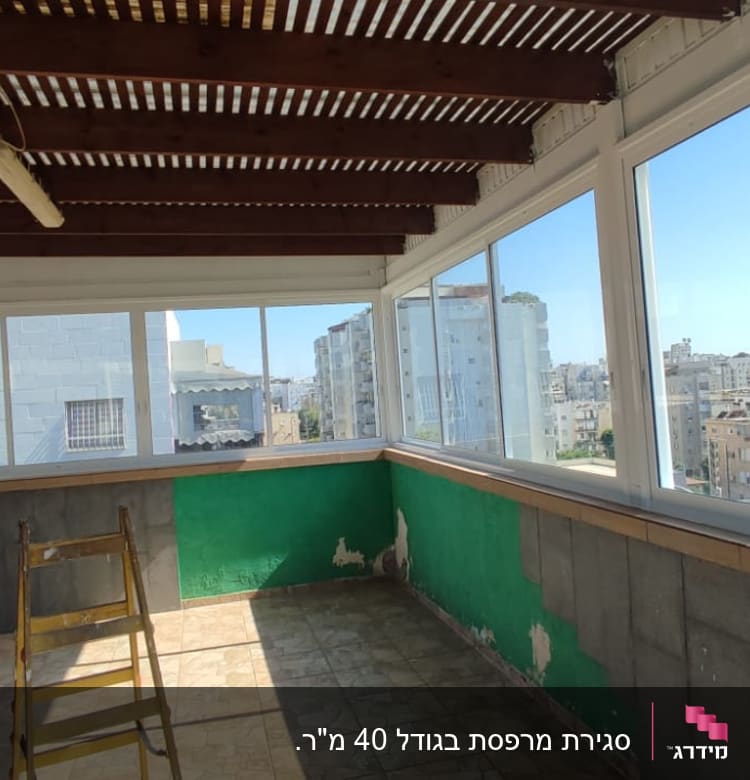 חלונות אלומיניום גדולים במרפסת סגורה